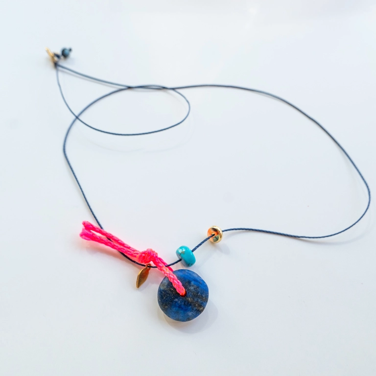 CZUŁY AMULET Z LAZURYTEM 